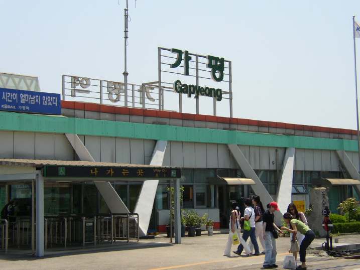 駅のホームから見た加平の駅舎